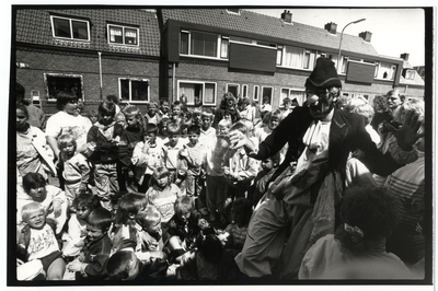 404376 Afbeelding van een groep kinderen rond een clown in de Amandelstraat te Utrecht, tijdens een feest ter ...